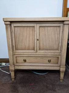 lot 207 image: Gorgeous Campagna Wood Side Table 7052-6 158