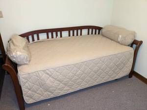 lot 217 image: Beautiful Solid Wood Day Bed with Pop-Up Trundle