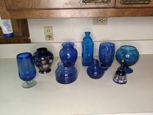 lot 322 image: Stunning Lot of Blue Glass Vases