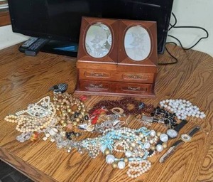 lot 329 image: Beautiful Vintage Jewelry Box and Mixed Jewelry