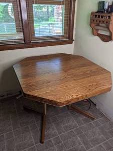 lot 330 image: Beautiful Octagonal Table with Gold Trim