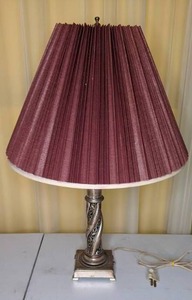 lot 333 image: Beautiful Vintage Lamp