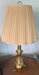 lot 337 image: Beautiful Vintage Lamp with Heavy Brass Lamp Base