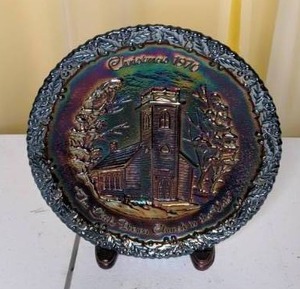 lot 284 image: Vintage Limited Edition Fenton Carnival Glass Plate Christmas in America 1970 no. 1