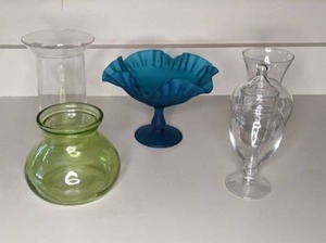 lot 317 image: Beautiful Vases and Stunning Blown Glass Candy Dish