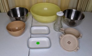 lot 270 image: Stainless Steel Mixing Bowls, Vintage Tupperware & Glassware