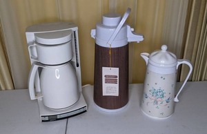 lot 274 image: Coffee Maker and (2) Warming Carafes