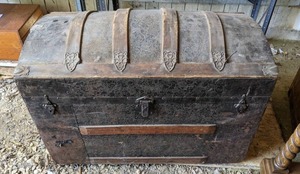 lot 132 image: Antique Dome Top Steamer Trunk with Beautiful Details