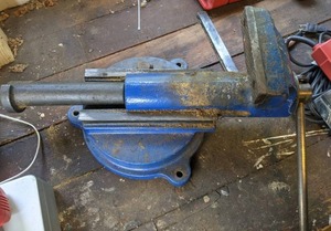 lot 4 image: Table Vise
