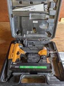 lot 52 image: Bostitch SX1838 Pneumatic 18 Gauge Finish Stapler with Case