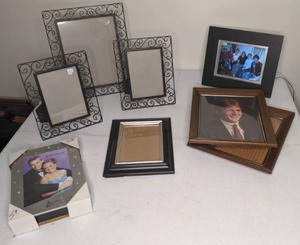 lot 289 image: Brookstone Digital Photo Frame and Frame Lot 