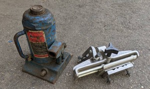 lot 168 image: Vintage Ausco Hydraulic Jack and Tool