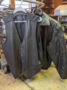 lot 357 image: Mens Black Leather Vest & Wilsons Leather Jacket