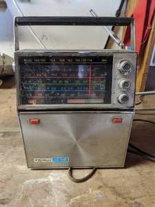 lot 380 image: Vintage Ward Airline 5 Band Collectible Tube Radio