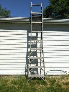 lot 467 image: Aluminum Extension Ladder