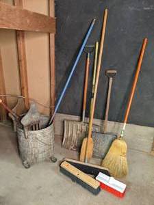 lot 387 image: Vintage 8 Gallon GreePres Floor-Prince Commercial Metal Mop Bucket and Brooms