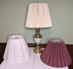 lot 369 image: Beautiful Lamp with Multiple Shades