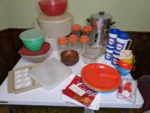 lot 371 image: Vintage Coffee Maker, Tang Carafes, & Mixed Lot of Tupperware