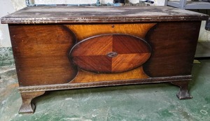 lot 475 image: Stunning Vintage 2-Toned Wooden Trunk