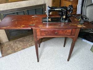 lot 364 image: Antique Singer Sewing Machine with Original Table