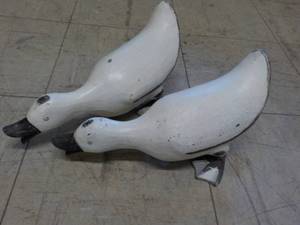 lot 8 image: 2 Duck Dcor 13 x 8...
