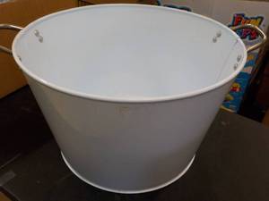 lot 16 image: White Metal Tub 15 x 10...