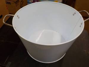 lot 17 image: White Metal Tub 15 x 10...