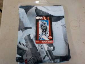 lot 22 image: 1 Star Wars Beach Towels 28 x 58...