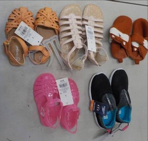 lot 45 image: Assortment of Childrens Summer Sho...