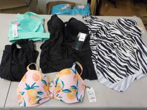 lot 57 image: New Clothing size 1Xlarge and 2Xlar...
