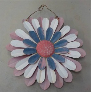 lot 69 image: Hanging Metal 14 Flower...