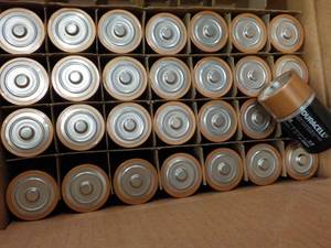 lot 210 image: 28 Duracell Coppertop size D Batter...