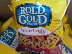 lot 283 image: 2 Cases of 40 Bags Rold Gold Heartz...