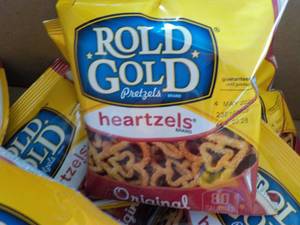 lot 284 image: 2 Cases of 40 Bags Rold Gold Heartz...