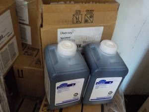 lot 303 image: 4 Jugs Diversy Speedball Cleaner an...