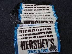 lot 12 image: 18 Hersheys Cookies N Crme Bars...