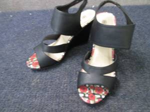 lot 72 image: Avon Pop of Roses Cushioned Ladies ...