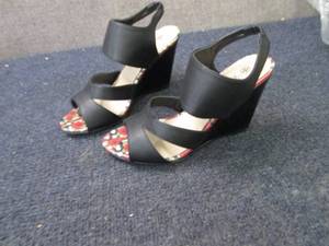 lot 73 image: Avon Pop of Roses Cushioned Ladies ...