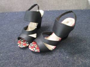 lot 74 image: Avon Pop of Roses Cushioned Ladies ...