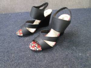 lot 75 image: Avon Pop of Roses Cushioned Ladies ...