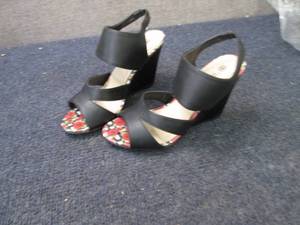 lot 76 image: Avon Pop of Roses Cushioned Ladies ...