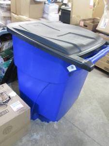 lot 294 image: Large Rubbermaid Trash Bin, no whee...