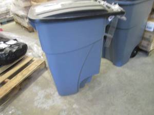 lot 305 image: Large Rubbermaid Trash Bin, no whee...