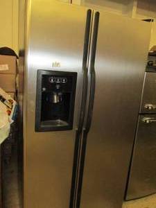 lot 236 image: GE fridgefreezer plugged in over n...