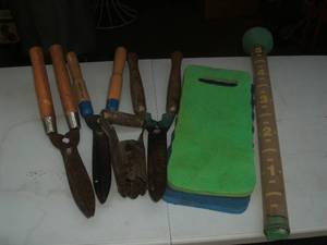 lot 25 image: Rain gauge, kneeling pads, bulb pla...