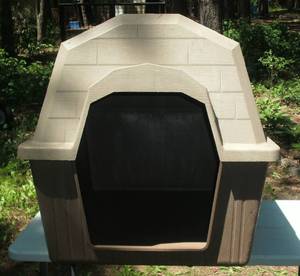 lot 30 image: Dog house 23Wx32Dx33H...