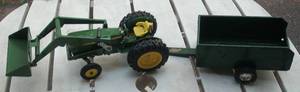 lot 100 image: John Deere diecast tractor with loa...