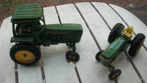 lot 101 image: John Deere diecast tractors - large...