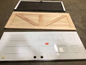 lot 17 image: Lot of 3 doors various sizes and colors customer returns see all pictures