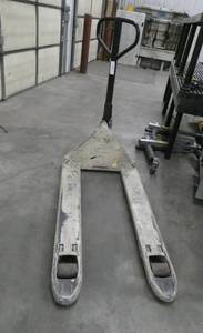 lot 10 image: Crown pallet jack